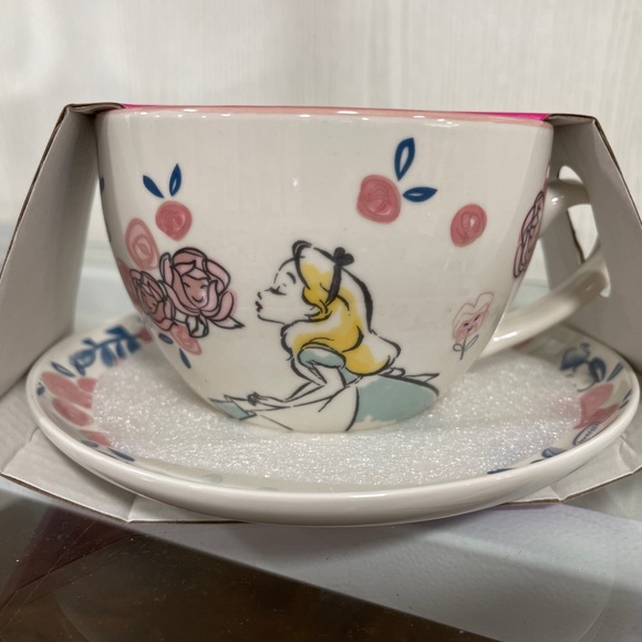 Disney Alice in Wonderland in Rose Garden Ceramic Tea Cup & Saucer Set NWT - Picture 2 of 7